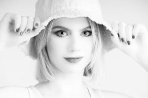 022 POULAIN Florent - Anaïs au chapeau