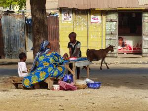 89_PENICAUD_Christophe_-_La_vendeuse_et_ses_enfants